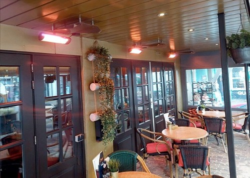 Terras van restaurant Jooi in Egmond aan Zee