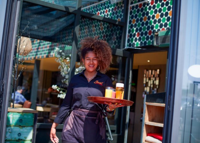 Arbeitet als Kellner im Restaurant und Grand Café Jooi in Egmond aan Zee